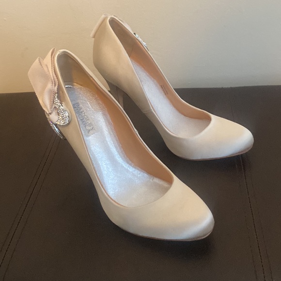 Badgley Mischka Women's Embellished Pointed Toe Pumps! - Picture 2 of 11